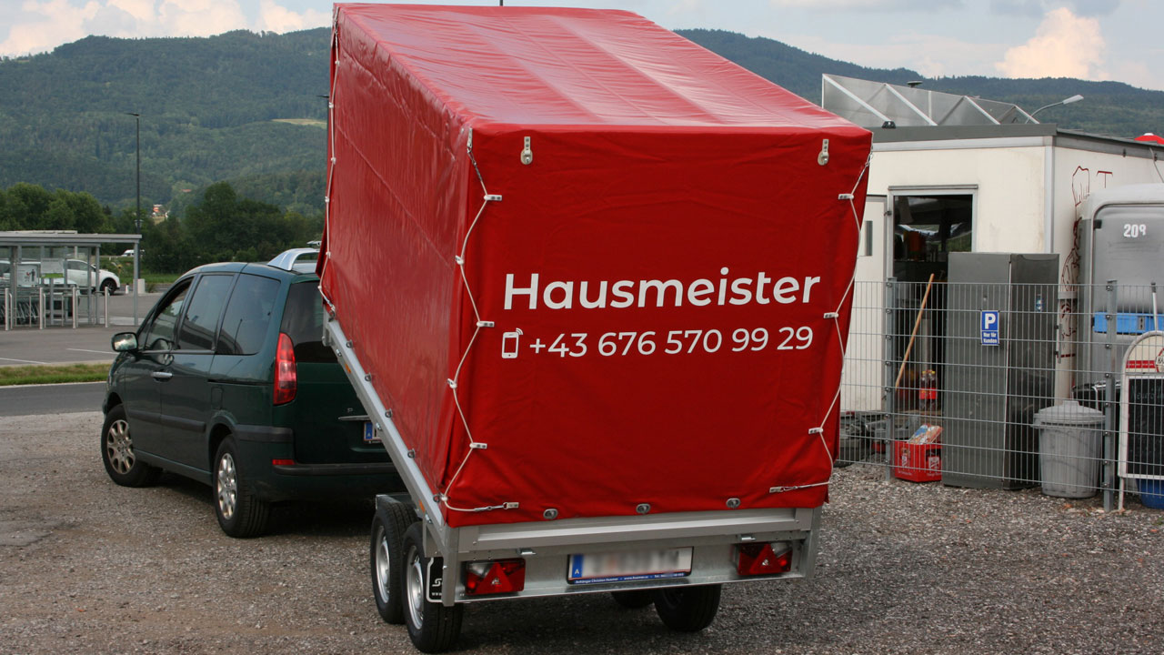 Saris Rückwärtskipper mit roter Hochplane, hintere Fläche mit Digitaldruck 