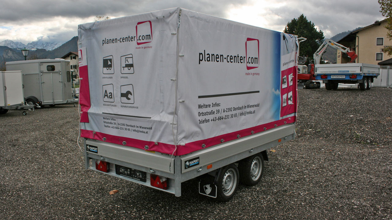 Hapert Anhänger mit digital bedruckter Hochplane, Optionen: Seitenklappe und automatischer Planenhochroller hinten