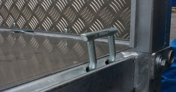 Serienausstattung bei TwinTrailer: 8 versenkte Anbindeösen 